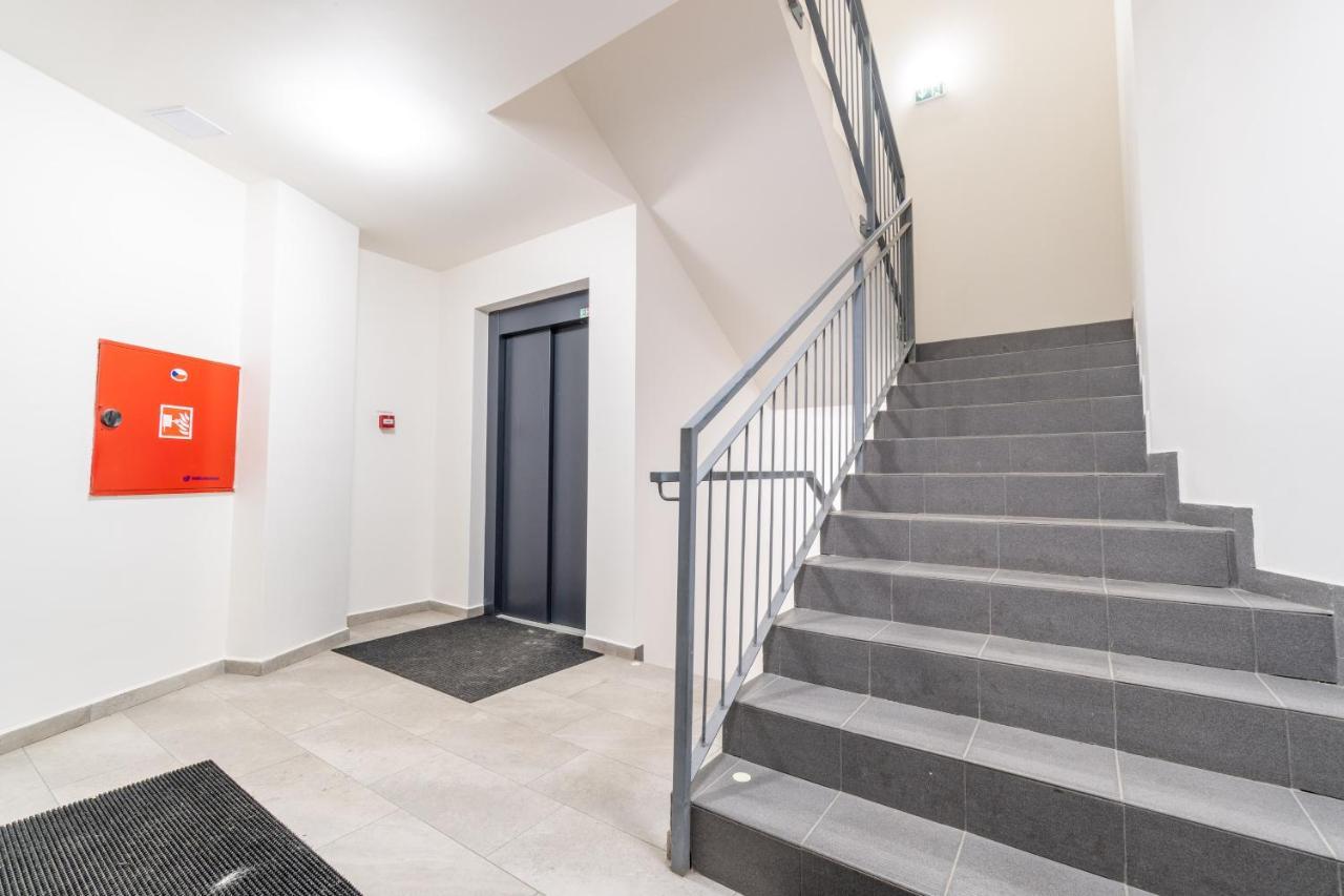Brand New Studio Apartment # 42 In Brand New Building With Free Parking In The Center プラハ エクステリア 写真